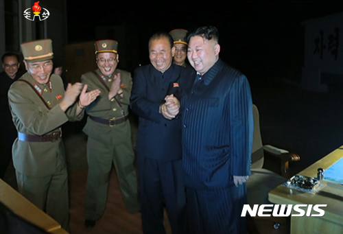 【서울=뉴시스】북한 조선중앙TV는 김정은 노동당 위원장의 지도 아래 대륙간 탄도미사일급 '화성-14'형 미사일의 2차 시험 발사가 성공적으로 진행됐다고 29일 보도했다. 2017.07.29.(사진=조선중앙TV 캡쳐) photo@newsis.com