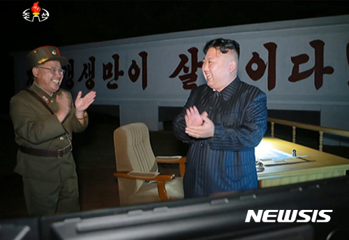 【서울=뉴시스】북한 조선중앙TV는 김정은 노동당 위원장의 지도 아래 대륙간 탄도미사일급 '화성-14'형 미사일의 2차 시험 발사가 성공적으로 진행됐다고 29일 보도했다. 2017.07.29.(사진=조선중앙TV 캡쳐) photo@newsis.com