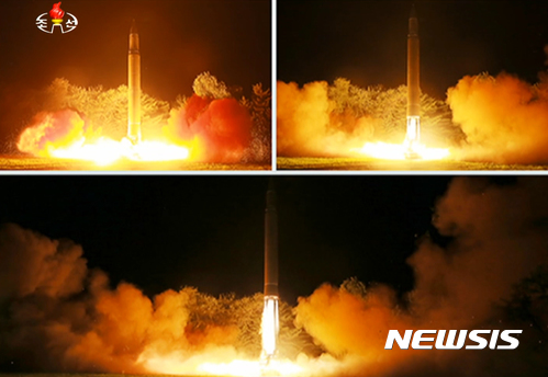 【서울=뉴시스】북한 조선중앙TV는 김정은 노동당 위원장의 지도 아래 대륙간 탄도미사일급 '화성-14'형 미사일의 2차 시험 발사가 성공적으로 진행됐다고 29일 보도했다. 2017.07.29.(사진=조선중앙TV 캡쳐) photo@newsis.com