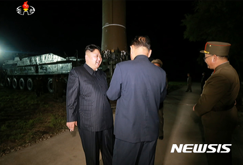 【서울=뉴시스】북한 조선중앙TV는 김정은 노동당 위원장의 지도 아래 대륙간 탄도미사일급 '화성-14'형 미사일의 2차 시험 발사가 성공적으로 진행됐다고 29일 보도했다. 2017.07.29.(사진=조선중앙TV 캡쳐) photo@newsis.com