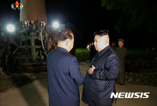 【서울=뉴시스】북한 조선중앙TV는 김정은 노동당 위원장의 지도 아래 대륙간 탄도미사일급 '화성-14'형 미사일의 2차 시험 발사가 성공적으로 진행됐다고 29일 보도했다. 2017.07.29.(사진=조선중앙TV 캡쳐) photo@newsis.com