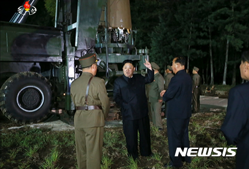 【서울=뉴시스】북한 조선중앙TV는 김정은 노동당 위원장의 지도 아래 대륙간 탄도미사일급 '화성-14'형 미사일의 2차 시험 발사가 성공적으로 진행됐다고 29일 보도했다. 2017.07.29.(사진=조선중앙TV 캡쳐) photo@newsis.com