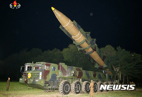 【서울=뉴시스】북한 조선중앙TV는 김정은 노동당 위원장의 지도 아래 대륙간 탄도미사일급 '화성-14'형 미사일의 2차 시험 발사가 성공적으로 진행됐다고 29일 보도했다. 2017.07.29.(사진=조선중앙TV 캡쳐)  photo@newsis.com