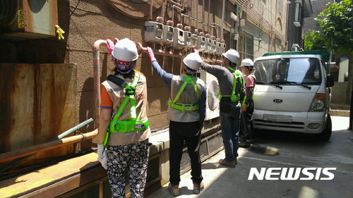  ▲ 2014년 5월부터 최근까지 모두 4억9000여만 원을 투입해 3만3170곳에 특수형광물질을 도포했다. 특수형광물질은 육안으로는 보이지 않지만, 특수조명을 비추면 형광색이 나타나 바로 흔적을 확인할 수 있는 물질로, 성남시는 이 사업을 통해 최근 3년간 평균 24.5%의 침입범죄 예방 효과를 거뒀다. 