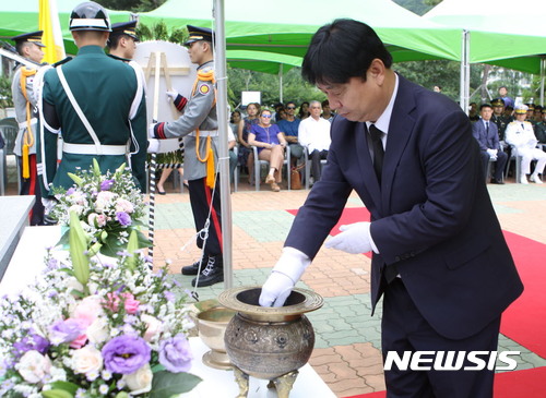 【화천=뉴시스】한윤식 기자 = 콜롬비아 독립 207주년을 기념행사가 30일 강원 화천군 산양리지구 전적비에서 열린 가운데 최문순 화천군수가 분향하고 있다.2017.07.30. ysh@newsis.com