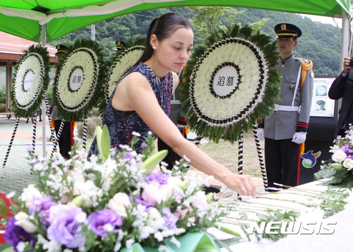 【화천=뉴시스】한윤식 기자 = 콜롬비아 독립 207주년을 기념행사가 30일 강원 화천군 산양리지구 전적비에서 열린 가운데 참석한 콜롬비아 여성이 분향하고 있다.2017.07.30.&nbsp; ysh@newsis.com 