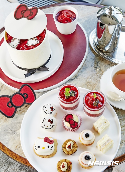 【서울=뉴시스】JW 메리어트 동대문 스퀘어 서울 ‘더 라운지’의 ‘헬로키티 빙수 애프터눈 티 세트’.