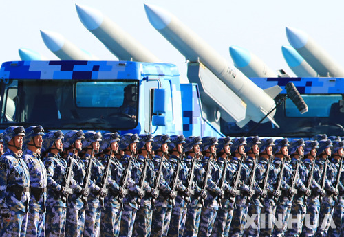 【주르허=신화/뉴시스】중국군 로켓군의 미사일 부대가 30일 네이멍구 즈르허에서 열린 인민해방군 창건 90주년 기념 열병식에서 시진핑 중앙군사위 주석의 사열을 받고 있다. 2017.07.3030