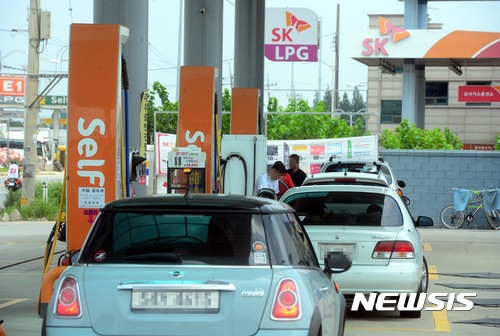 [서울=뉴시스]조성봉 기자 = 서울 강서구 강서오곡셀프주유소에서 운전자들이 주유를 하고 있다. 2017.07.30. suncho21@newsis.com <사진은 기사 내용과 직접 관련이 없습니다>