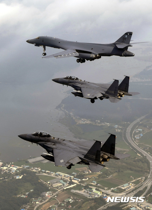 【서울=뉴시스】북한의 탄도미사일 발사와 핵무기 개발에 대응하기 위해 실시된 한미 연합항공차단작전에서 미국 공군의 B-1B 전략폭격기(일명 죽음의 백조)가 30일 오전 한국 공군의 F-15K 전투기의 호위를 받으며 오산 기지 상공을 비행하고 있다. 2017.07.30. (사진=공군 제공)&nbsp; photo@newsis.com