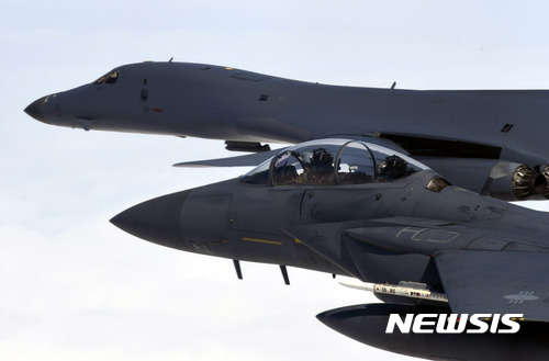【서울=뉴시스】북한의 탄도미사일 발사와 핵무기 개발에 대응하기 위해 실시된 한미 연합항공차단작전에서 미국 공군의 B-1B 전략폭격기(일명 죽음의 백조)가 30일 오전 한국 공군의 F-15K 전투기의 호위를 받으며 한반도 상공을 비행하고 있다. 2017.07.30. (사진=공군 제공)&nbsp; photo@newsis.com