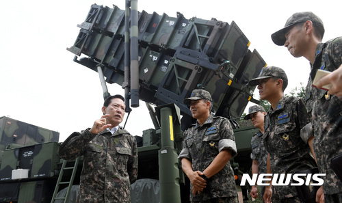 【서울=뉴시스】송영무 국방부장관이 30일 수도권 패트리어트 포대를 방문, 영공방어 대비태세를 점검하고 있다. 2017.07.30. (사진=국방부 제공) photo@newsis.com