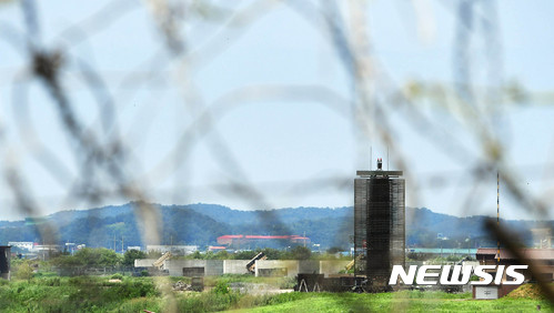 【평택=뉴시스】이정선 기자 = 북한의 계속되는 핵미사일 도발에 미 공군 전략폭격기 B1-B 2대가 한반도 상공을 전개한 30일 오후 경기 평택 주한미군 오산공군기지에 장거리 대공 감시 레이더(AN/TPS-59)와 패트리엇(PAC-3) 미사일 등이 배치되어 있다. 2017.07.30. ppljs@newsis.com