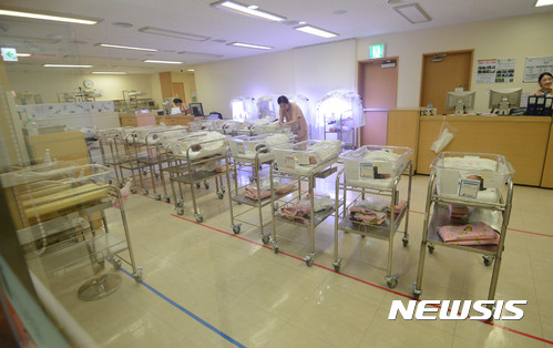 【서울=뉴시스】김선웅 기자 = 30일 오후 서울의 한 산부인과 신생아실에서 간호사들이 신생아들을 돌보고 있다. 30일 보건복지부와 통계청에 따르면 2017년 출생아 수는 36만명이 될 것이라고 예측된다. 지난해 출생아 수는 40만6300명으로 인구학자들은 출생아수 30만명대를 심리적 저지선으로 여긴다. 올해 1~5월 누적 출생아 수는 15만9600명으로 지난해 같은 기간보다 무려 12.4% 감소해 역대 최저 수치를 기록했다. 2017.07.30. mangusta@newsis.com