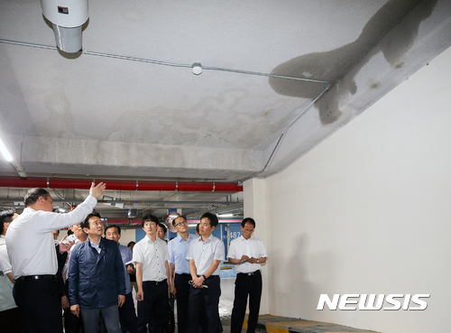 【수원=뉴시스】 남경필 경기지사는 지난 18일 오후 화성 동탄2신도시 23블럭 부영사랑으로아파트를 방문, 하자 발생 현장을 점검했다. 2017.07.31. (사진=경기도 제공) photo@newsis.com