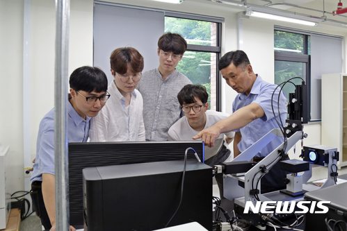  【천안=뉴시스】이종익 기자 = 단국대학교는 한관영 교수팀이 자동차와 휴대폰 등의 표면에 발생하는 미세흠집에 대한 저항능력을 강화하고 자외선이나 열처리와 상관업이 완전회복이 가능한 하이브리드 코팅 재료를 개발했다고 31일 밝혔다. 한 교수(오른쪽 첫번째)가 제자들과 표면에너지측정장치 실험을 하고 있다. 2017.07.31. (사진=단국대 제공) photo@newsis.com