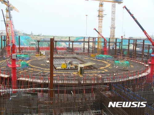 [울산=뉴시스]박일호 기자 = 국민의당 탈원전대책 태스크포스(TF)가 지난 2017년 7월31일 오전 울산시 울주군 서생면 새울원자력본부를 방문해 신고리 원전 5·6호기 건설현장을 둘러보고 있다. 사진은 신고리 원전 5·6호기 건설현장. 2017.07.31.&nbsp; piho@newsis.com 
