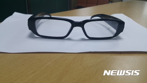 【서울=뉴시스】채윤태 기자 = 지하철에서 초소형 카메라가 내장된 특수 '몰카 안경'으로 여성의 신체를 촬영한 20대 남성이 현장에서 체포됐다. 2017.07.31. (사진=혜화경찰서 제공)