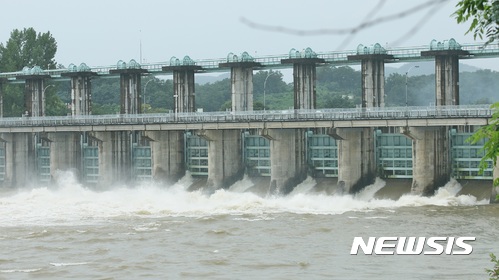 【충주=뉴시스】강신욱 기자 = 31일 폭우가 내린 충북 충주시 금가면 월상리 충주조정지댐이 수문 5개를 열어 상류의 물을 흘려 보내면서 수문 아래로 하얀 포말이 일고 있다. 2017.07.31. ksw64@newsis.com