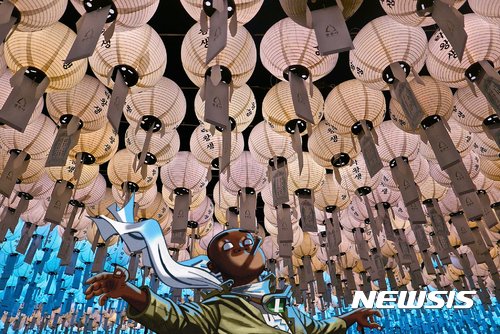 【서울=뉴시스】 봉은사 내 극락왕생을 기원하는 연등 밑에 있는 고릴라즈. 2017.08.01. (사진 = 고릴라즈 트위터 캡처) photo@newsis.com