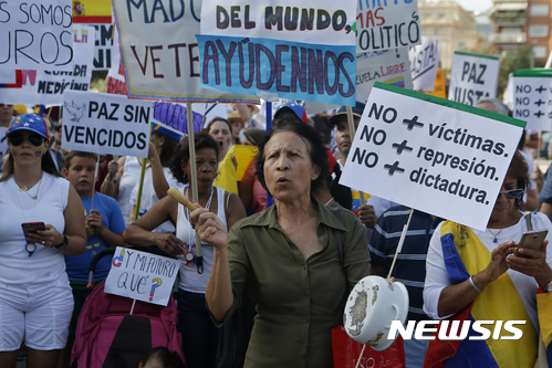 【마드리드(스페인) =AP/뉴시스】 스페인 마드리드에서 7월 30일 베네수엘라 거주민들이 니콜라스 마두로 대통령의 제헌의회 구성등 최근 정책에 항의하며 시위를 벌이고 있다.  스페인 정부는 미국이 발급한 체포영장에 의거해 10월26일(현지시간) 스페인에 있는 베네수엘라 국영석유회사와 관련된 비리 혐의 전직 관료들을 체포했다고 발표했다. 2017.10.27   