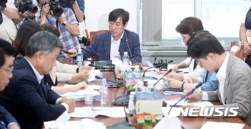 【서울=뉴시스】이영환 기자 = 하태경 국회 환경노동위원회 고용노동소위원회 위원장이 31일 오전 서울 여의도 국회 환경노동위원회 소회의실에서 열린 고용노동소위원회 회의에 참석해 안건을 상정하며 의사봉을 두드리고 있다. 2017.07.31. 20hwan@newsis.com