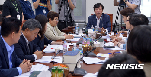 【서울=뉴시스】이영환 기자 = 하태경 국회 환경노동위원회 고용노동소위원회 위원장이 31일 오전 서울 여의도 국회 환경노동위원회 소회의실에서 열린 고용노동소위원회 회의에 참석해 발언하고 있다. 2017.07.31. 20hwan@newsis.com