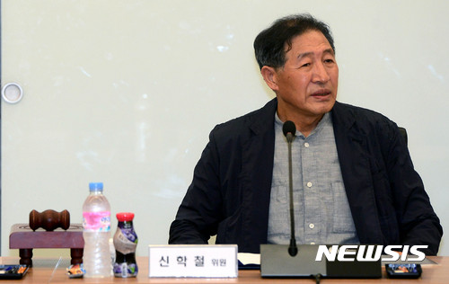 【서울=뉴시스】박주성 기자 = 신학철 화백이 지난 7월31일 서울 종로구 국립현대미술관 서울관 국제화상회의실에서 열린 제1차 문화예술계 블랙리스트 진상조사 및 제도개선위원회에 참석하고 있다. 2017.07.31. park7691@newsis.com