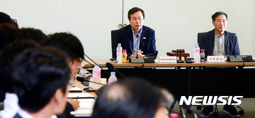 【서울=뉴시스】박주성 기자 = 도종환 문화체육관광부 장관이 31일 오전 서울 종로구 국립현대미술관 서울관 국제화상회의실에서 열린 제1차 문화예술계 블랙리스트 진상조사 및 제도개선위원회에 참석해 모두발언을 하고 있다. 2017.07.31. park7691@newsis.com