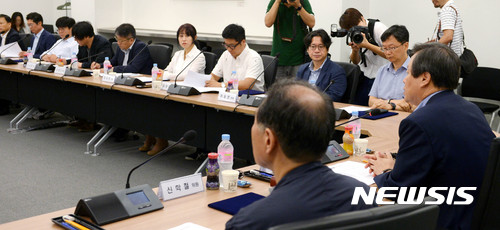 【서울=뉴시스】박주성 기자 = 31일 오전 서울 종로구 국립현대미술관 서울관 국제화상회의실에서 열린 제1차 문화예술계 블랙리스트 진상조사 및 제도개선위원회에 참석한 위원들이 도종환 문화체육관광부 장관의 모두발언을 경청하고 있다. 2017.07.31. park7691@newsis.com