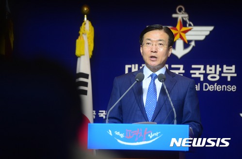 【서울=뉴시스】조성봉 기자 = 문상균 국방부 대변인이 31일 오전 서울 용산구 국방부 브리핑실에서 열린 정례브리핑에서 사드 (THAAD.고고도미사일방어체계) 발사대 4기 임시 배치와 관련한 취재진의 질문에 답변하고 있다. 2017.07.31.suncho21@newsis.com