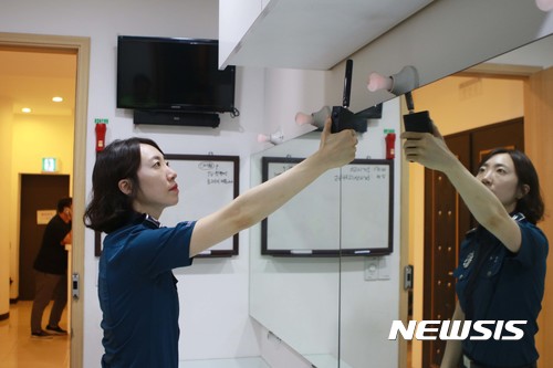 【서울=뉴시스】 혜화경찰서는 31일 여름 피서철을 맞아 피서철 성범죄 집중단속을 전개하고 다중이용시설 등에 대한 몰카범죄 단속을 실시하고 있다고 밝혔다. 사진은 지난 28일 서울 대학로 일대에서 몰래카메라 설치여부를 점검하는 모습. 2017.07.31. (사진=혜화경찰서 제공) photo@newsis.com