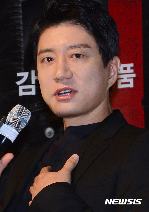 【서울=뉴시스】김선웅 기자 = 31일 오전 서울 강남구 CGV 압구정점에서 열린 영화 V.I.P(브이아이피) 제작발표회에서 배우 김명민이 인사말을 하고 있다. 'V.I.P(브이아이피)'는 국정원과 CIA의 기획으로 북에서 온 탈북자가 살인사건의 유력한 용의자로 지목되면서 그를 추척하는 경찰과 용의자를 비호하는 국정원 요원의 이야기를 다룬 영화로 오는 8월 24일 개봉한다. 박훈정 연출, 장동건, 김명민, 박희순, 이종석 출연. 2017.07.31. mangusta@newsis.com