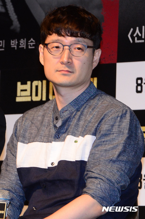 【서울=뉴시스】김선웅 기자 = 31일 오전 서울 강남구 CGV 압구정점에서 열린 영화 V.I.P(브이아이피) 제작발표회에서 박훈정 감독이 참석해 자리하고 있다. 'V.I.P(브이아이피)'는 국정원과 CIA의 기획으로 북에서 온 탈북자가 살인사건의 유력한 용의자로 지목되면서 그를 추척하는 경찰과 용의자를 비호하는 국정원 요원의 이야기를 다룬 영화로 오는 8월 24일 개봉한다. 박훈정 연출, 장동건, 김명민, 박희순, 이종석 출연. 2017.07.31. mangusta@newsis.com