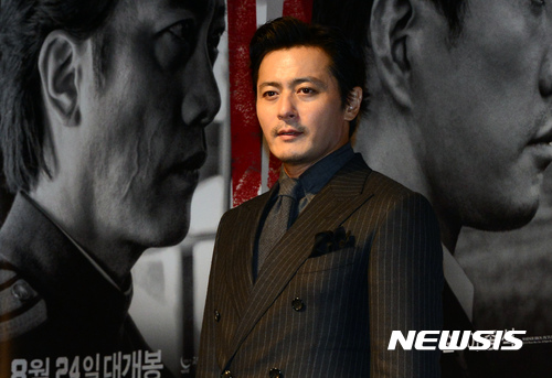 【서울=뉴시스】김선웅 기자 = 31일 오전 서울 강남구 CGV 압구정점에서 열린 영화 V.I.P(브이아이피) 제작발표회에서 배우 장동건이 포즈를 취하고 있다. 'V.I.P(브이아이피)'는 국정원과 CIA의 기획으로 북에서 온 탈북자가 살인사건의 유력한 용의자로 지목되면서 그를 추척하는 경찰과 용의자를 비호하는 국정원 요원의 이야기를 다룬 영화로 오는 8월 24일 개봉한다. 박훈정 연출, 장동건, 김명민, 박희순, 이종석 출연. 2017.07.31. mangusta@newsis.com