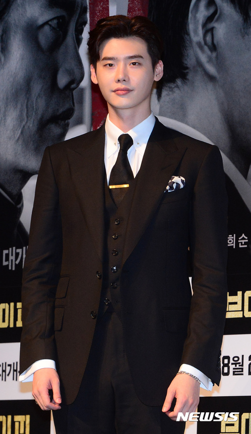 【서울=뉴시스】김선웅 기자 = 31일 오전 서울 강남구 CGV 압구정점에서 열린 영화 V.I.P(브이아이피) 제작발표회에서 배우 이종석이 포즈를 취하고 있다. 'V.I.P(브이아이피)'는 국정원과 CIA의 기획으로 북에서 온 탈북자가 살인사건의 유력한 용의자로 지목되면서 그를 추척하는 경찰과 용의자를 비호하는 국정원 요원의 이야기를 다룬 영화로 오는 8월 24일 개봉한다. 박훈정 연출, 장동건, 김명민, 박희순, 이종석 출연. 2017.07.31. mangusta@newsis.com