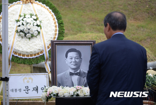 【서울=뉴시스】김진아 기자 = 31일 서울 중랑구 망우리 묘지공원 내 죽산묘지에서 거행된 죽산(竹山) 조봉암 선생의 58주기 추모제에서 참석자들이 분향을 하고 있다.  조봉암 선생은 인천 강화도 태생으로 독립운동에 참여했고 해방 후 제헌 의원과 초대 농림부 장관, 2대 국회부의장을 역임했다. 1958년 1월 간첩죄 및 국가보안법 위반혐의로 체포돼 이듬해 사형이 집행됐다. 이후 2011년 1월 대법원 전원합의체에서 국가 변란과 간첩 혐의에 대해 전원 일치로 무죄가 선고됐다. 2017.07.31. bluesoda@newsis.com