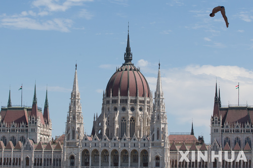【부다페스트=신화/뉴시스】체코 출신의 다이빙 선수 미칼 나브라틸이 30일(현지시간) 헝가리 부다페스트에서 열린 제17회 FINA 아쿠아틱스 세계 챔피언십 대회에 출전해 높이 27m에서 다이빙을 하고 있다. 나브라틸은 이날 390.90점을 받아 은메달을 차지했다. 2017.07.31 