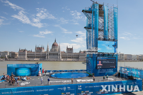 【부다페스트=신화/뉴시스】미국의 스티브 로 뷰 선수가 30일(현지시간) 헝가리 수도 부다페스트의 도나우 강 가에서 열린 제17회 FINA 아쿠아틱스 세계 챔피언십 대회에 출전해 높이 27m에서 다이빙을 하고 있다. 로 뷰는 397.15점을 받아 금메달을 받았다. 2017.07.31 