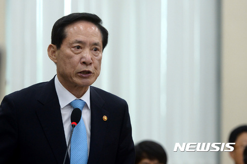 【서울=뉴시스】이영환 기자 = 송영무 국방부 장관이 31일 오후 서울 여의도 국회 국방위원회 회의실에서 열린 대륙간탄도미사일(ICBM) 관련 긴급 현안보고에 참석해 모두발언 하고 있다. 2017.07.31. 20hwan@newsis.com