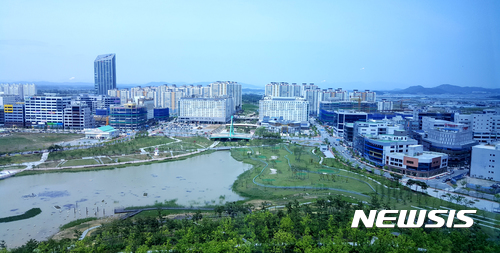 【나주=뉴시스】이창우 기자 = 전남 나주시는 빛가람혁신도시 시행 3사인 한국토지주택공사(LH), 전남개발공사, 광주도시공사를 상대로 부과한 개발부담금 부과 행정심판에서 승소해 '732억원'을 징수했다고 31일 밝혔다. 사진은 빛가람혁신도시 전경. 2017.07.31 (사진=나주시 제공) lcw@newsis.com