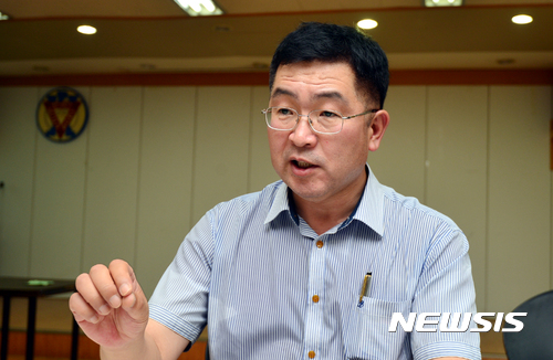 【광주=뉴시스】배동민 기자 = 31일 광주 동구 금남로 YMCA 2층에서 만난 한병섭 원자력안전연구소장(동국대 원자력·에너지시스템공학과 겸임교수)이 한빛원전 4호기 콘크리트 방호벽에 구멍이 뚫린 사태에 대해 자신의 견해를 밝히고 있다. 2017.07.31.&nbsp; guggy@newsis.com 