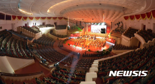 【서울=뉴시스】북한 조선중앙TV는 대륙간탄도미사일 '화성-14형' 2차 시험발사 성공을 경축하는 모란봉악단, 공훈국가합창단의 합동공연이 30일 북한 인민극장에서 진행됐다고 31일 보도했다. 2017.07.31. (출처=조선중앙TV캡쳐)&nbsp; photo@newsis.com