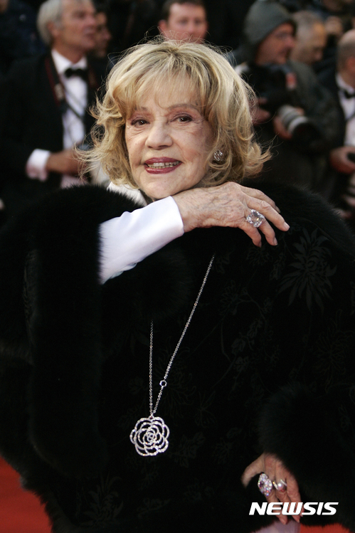 【AP/뉴시스】 잔느 모로의 자료 사진으로, 2008년 칸느 영화제 시사회에 참석하는 모습이다. 모로는 89세로 타계했다. 2017. 7. 31. 