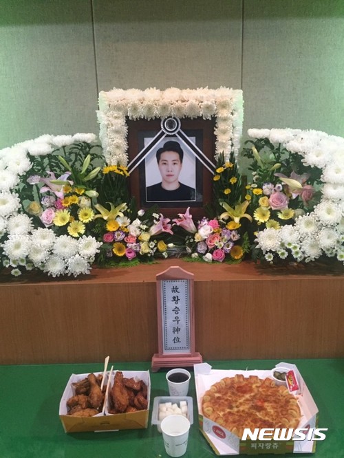 【남양주=뉴시스】이경환 기자 = 경기 남양주 조안면에서 음식점을 운영하던 황승우(26)씨가 관할 지자체와 검찰의 반복된 단속과 벌금 등을 견디지 못하고 지난달 30일 스스로 목숨을 끊은 사실이 뒤늦게 밝혀졌다. 사진은 승우씨의 영정사진. 2017.08.01. lkh@newsis.com