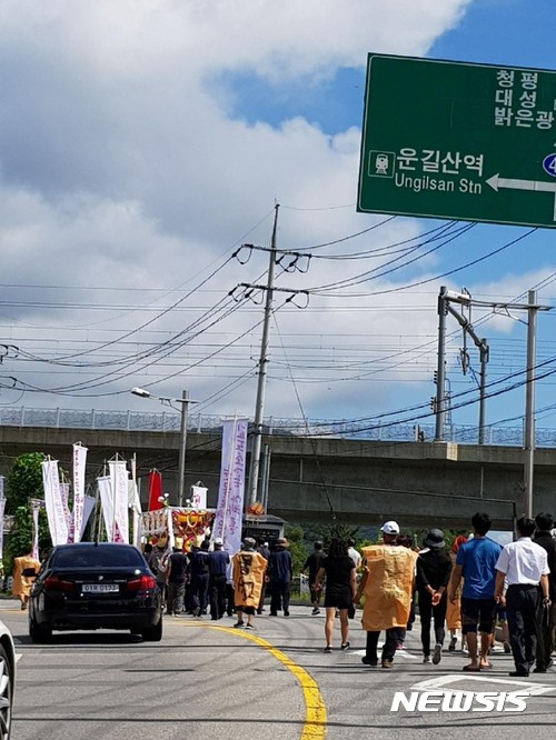 【남양주=뉴시스】이경환 기자 = 경기 남양주 조안면에서 음식점을 운영하던 황승우(26)씨가 관할 지자체와 검찰의 반복된 단속과 벌금 등을 견디지 못하고 지난달 30일 스스로 목숨을 끊은 사실이 뒤늦게 밝혀졌다. 사진은 조안면 주민들이 상여집회를 하고 있는 모습. 2017.08.01. (사진=독자 제공) lkh@newsis.com