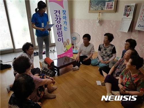 【대구=뉴시스】정창오 기자 = 대구시는 8개 구·군 보건소에 등록된 독거노인, 거동불편자 등 건강취약계층을 직접 방문해 연일 계속되는 폭염 속 집중적인 건강관리 서비스를 지원하고 있다. 뉴시스,DB. 2018.07.17. photo@newsis.com