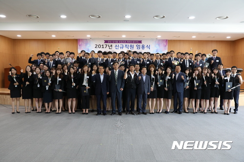 【울산=뉴시스】구미현 기자 = 한국산업인력공단은 1일 울산 중구 공단 본부에서 국가직무능력표준(NCS) 기반 채용 시스템을 통해 선발된 신규직원 70명의 임용식을 개최했다. 박영범 공단 이사장이 신규직원들에게 임명장을 수여한 후 기념촬영을 하고 있다. 2017.08.01. (사진=산업인력공단 제공)photo@newsis.com