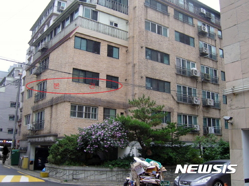 【서울=뉴시스】= 서울 영등포구 당산동 121-19 계명 3층 304호가 경매에 나왔다. 2002년 11월 준공한 1개동 17가구 단지로 물건은 7층 건물 중 3층이다. 전용면적은 56㎡, 방 3개 욕실 1개 계단식 구조다. 2017.08.01. (사진 제공 = 지지옥션)&nbsp; photo@newsis.com