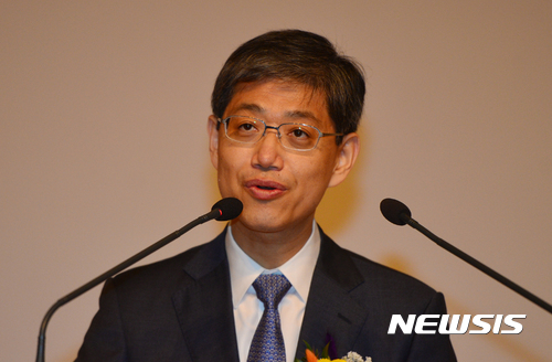 【광주=뉴시스】배동민 기자 = 김호철 당시 광주고검장이 지난 2017년 8월1일 광주검찰청에서 취임식을 갖고 직원들에게 인사말을 하고 있다. 2017.08.01. guggy@newsis.com